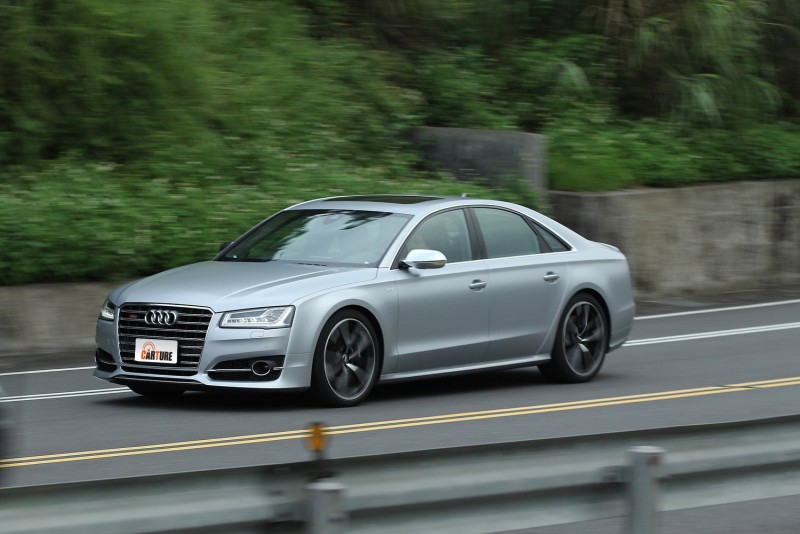 605hp/71.4kgm動力讓車重近兩噸的S8 Plus仍能健步如飛,加速時貼背感十足