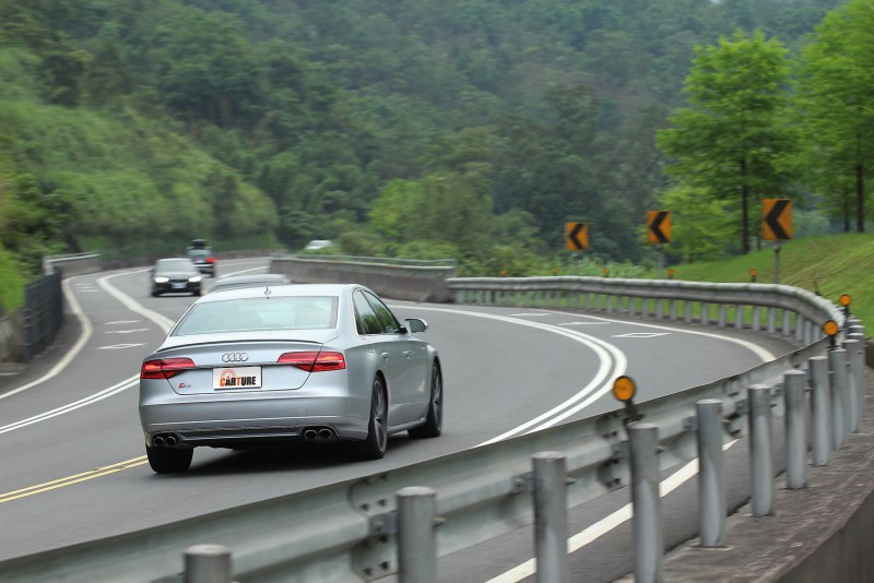 quattro四傳系統能主動分配前後軸動力,強化動態循跡能力與車身穩定度