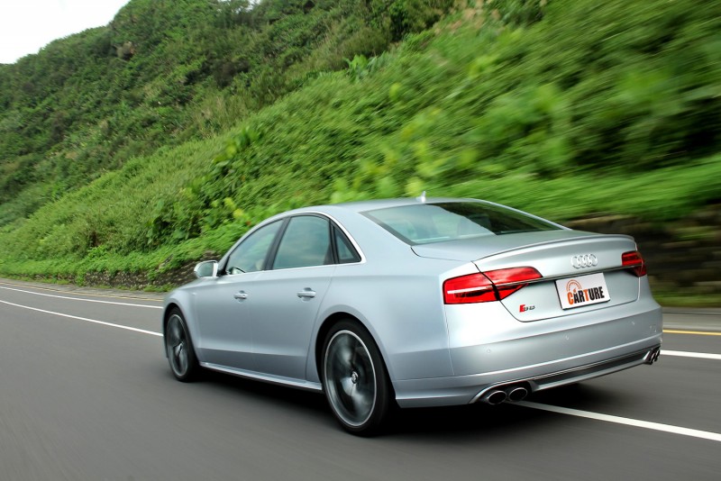 透過Audi Drive Select可程式動態車身系統可變化車高與懸吊軟硬,可對應不同駕駛需求