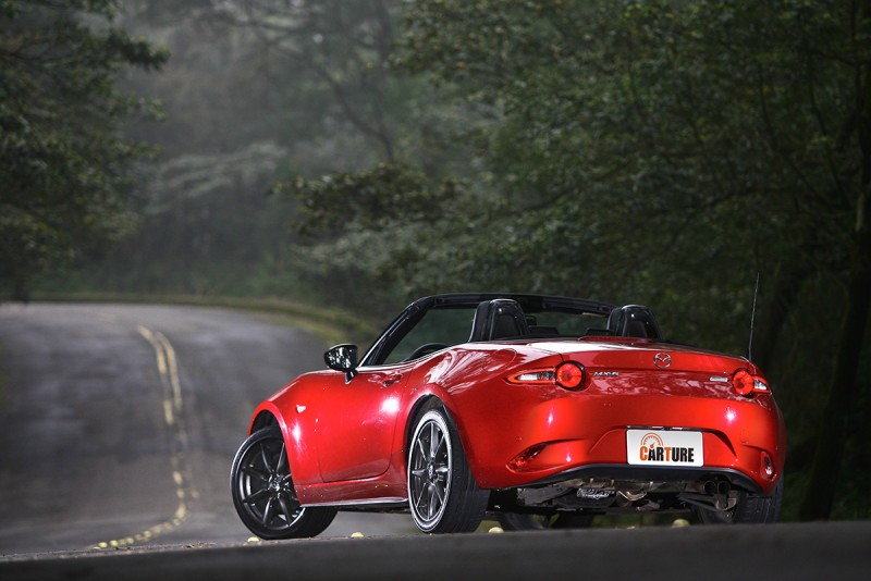 武鬥派的MX-5,彎中反應更加流暢自然。