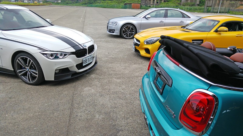 試駕當天同事也各自開來Mercedes-AMG GT S、Audi S8+與BMW 340i,但,並不能輕易佔到Mini Cooper S Cabrio的便宜。