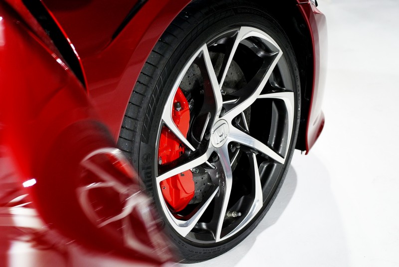 245/35 R19前輪採用6活塞Brembo鋁合金卡鉗,葉片輪廓式細幅雙色鋁圈動感十足,典雅好看