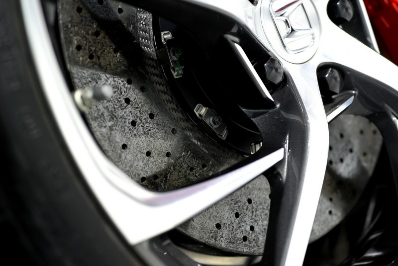 全車都採用碳纖維陶瓷剎車碟盤(那不規則紋路真美)