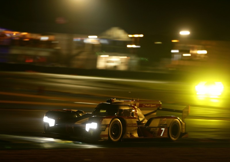 在長達13.629公里的Le Mans賽道,以均速240 km/h以上行駛超過360圈,Audi R18 e-tron quattro以無比穩定的性能表現及強悍動力,展現「進化科技 定義未來」的頂