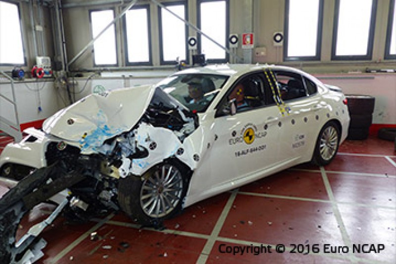 前方偏位撞擊後,車身如何吸收撞擊潰縮以保持駕駛座車室完整度是極大考驗