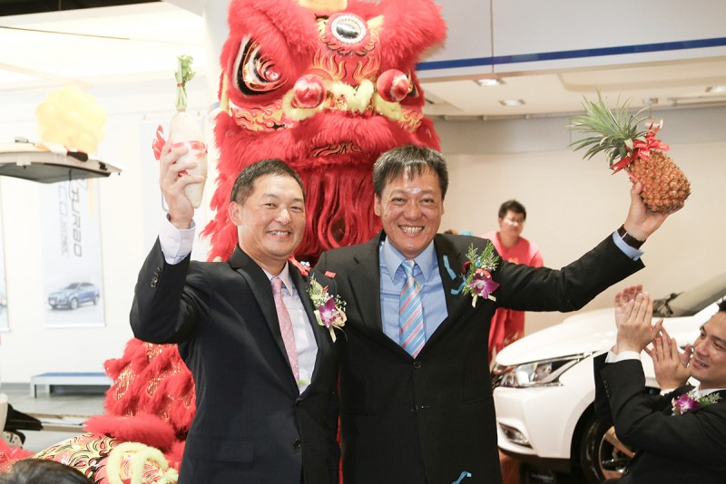 Luxgen副總經理曹中庸(右)、北智捷總經理連振偉(左)連袂慶賀宜蘭汽車生活館正式開幕!