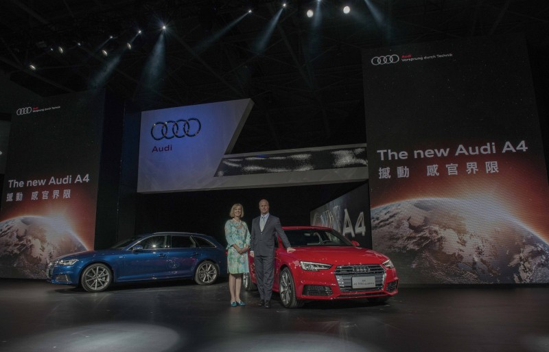台灣奧迪總裁Ryan Searle(圖右)和行銷處長Angelika Hilger(圖左)連袂與The new A4 / A4 Avant車系合影。