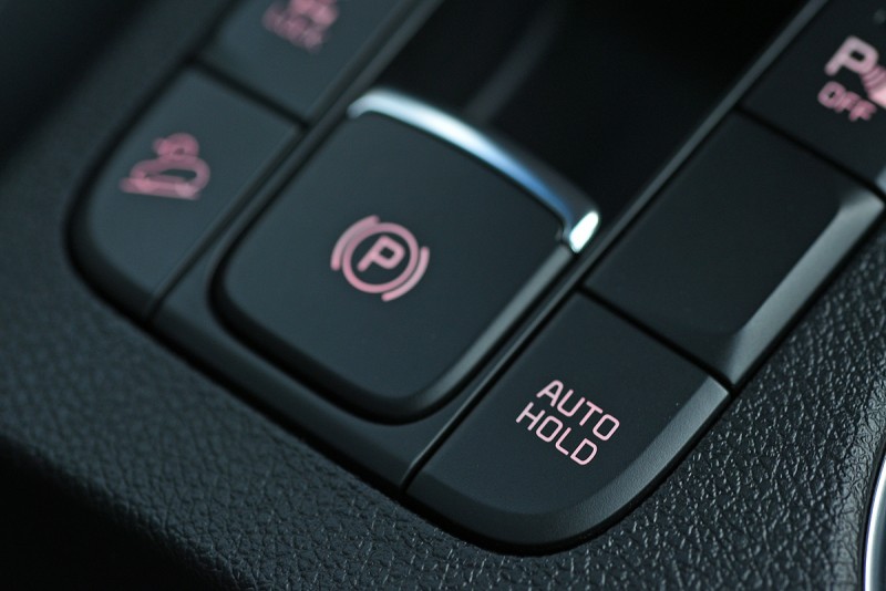 有了Auto Hold自動駐車系統,走走停停的都會街頭再也不用時時緊抵煞車。