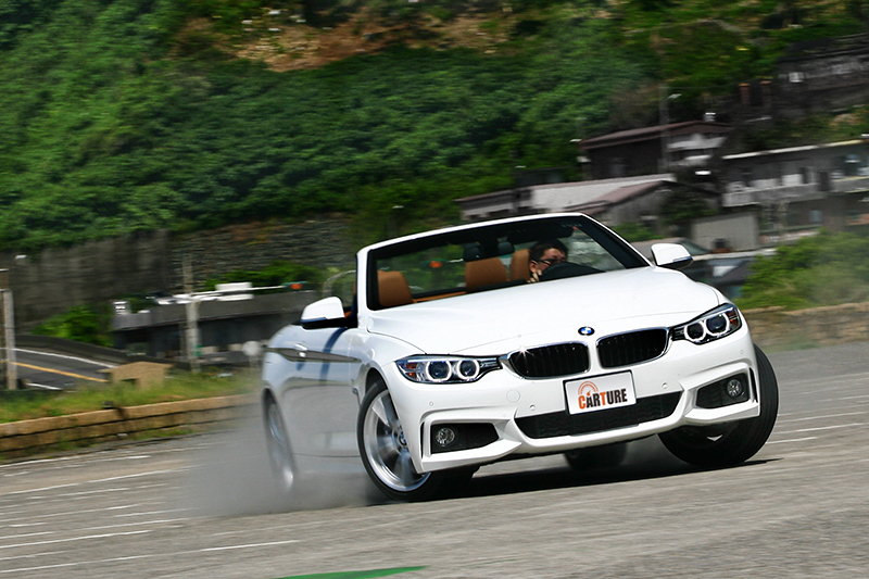 就算想要讓車尾開飄,對於BMW 430i Convertible M Sport來說也不算難事。