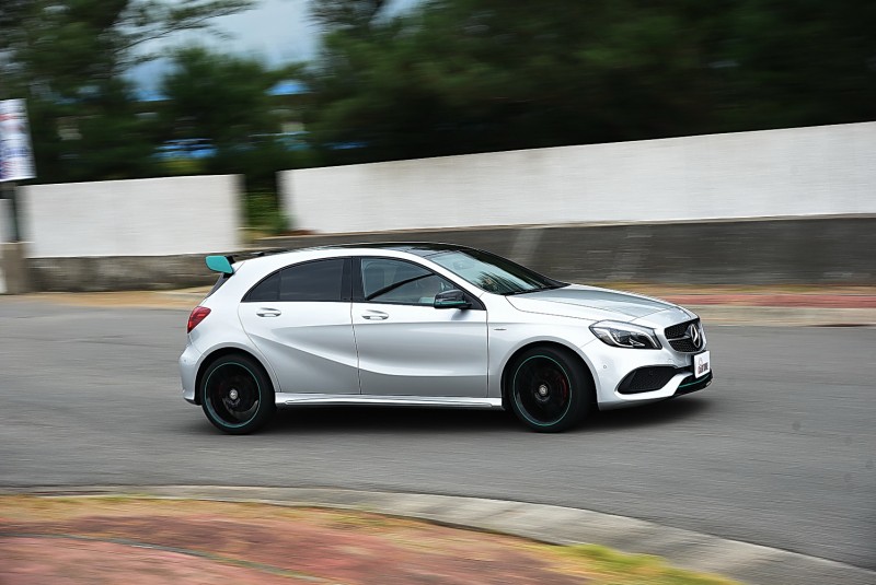 A250 Motosport Edition加速相當凌厲,搭配電子懸吊與19吋胎圈擁有更好循跡能力。