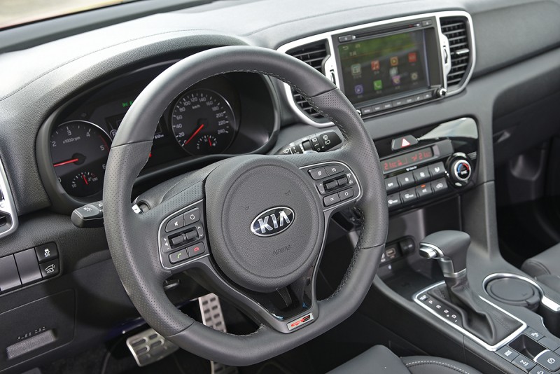 GT Line車型更提供跑車化平底方向盤,打造更極致的操控樂趣。
