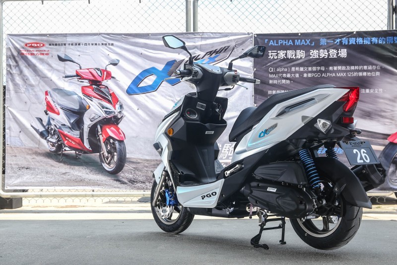 車尾延續車頭造型,採取尖銳俐落風格,營造過人運動感。