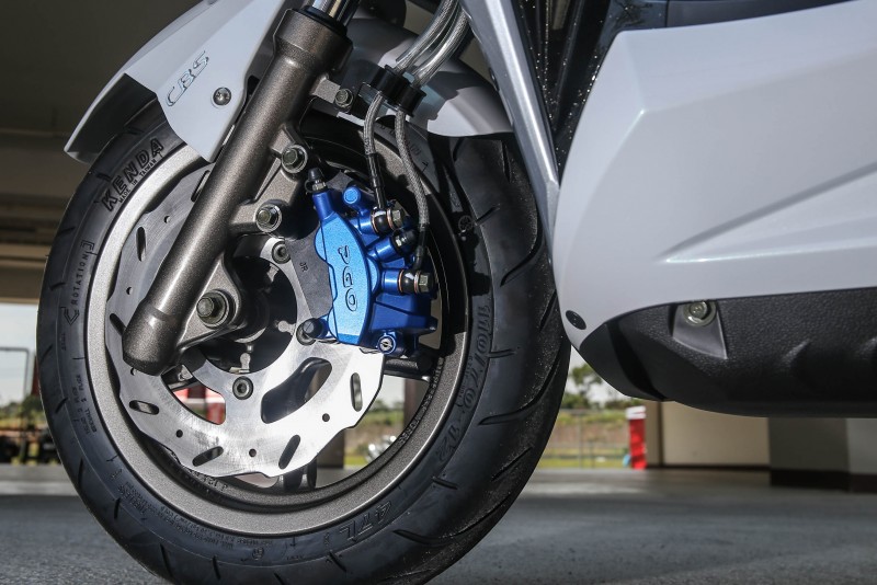 ALPHA MAX 125率先搭載CBS連動式煞車系統,有效提升煞車性能及車輛穩定性。前煞車規格為245mm直徑碟盤搭配單向三活塞卡鉗。