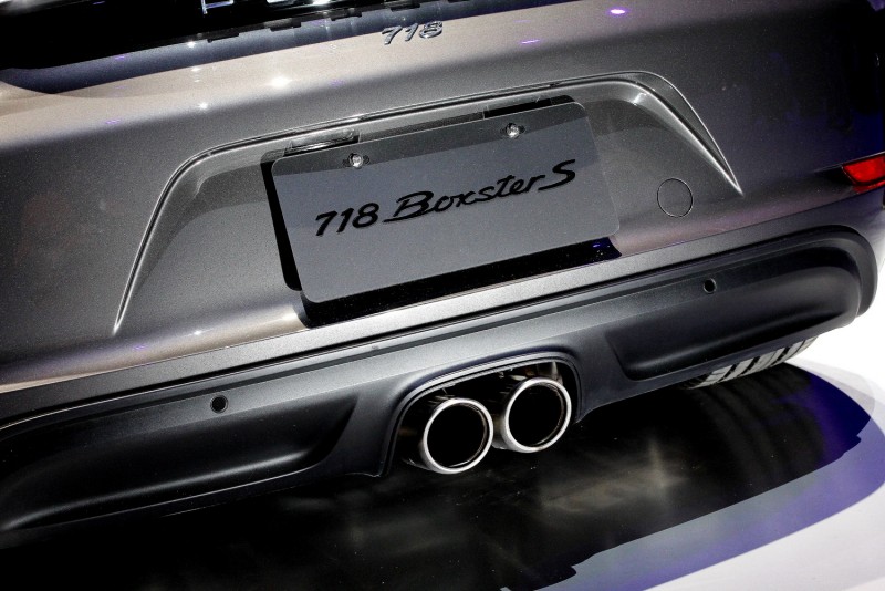 718 Boxster S採用雙圓中初尾管,718 Boxster則是單一中出方形尾管