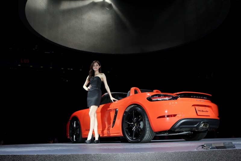 舞台上的718 Boxster車色更特別,請注意同色防滾架與方形排氣尾管