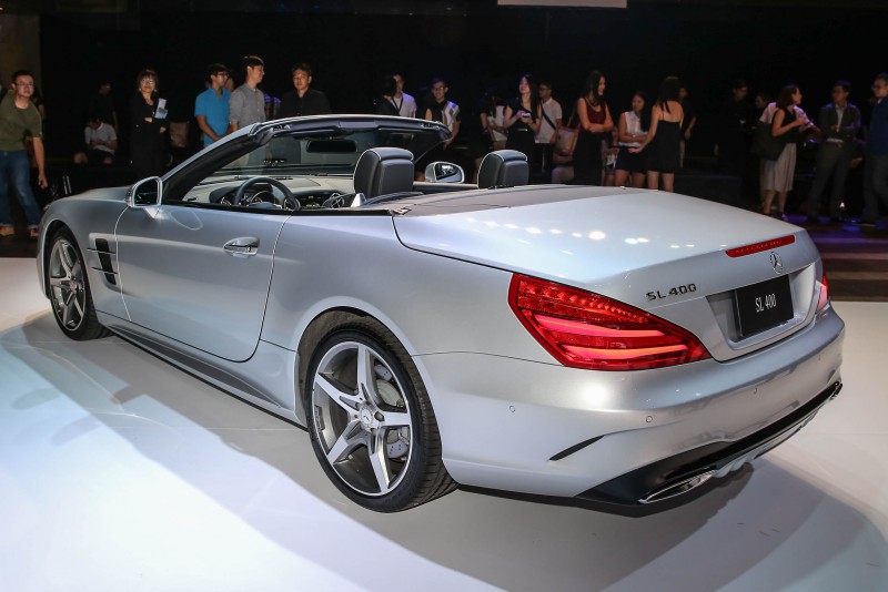 標配AMG Line套件,包含AMG專屬A形導流翼版設計之前下擾流、19 吋 AMG 五輻式輪圈、降低車身高度10mm的跑車化懸吊與通風煞車碟。