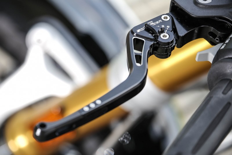 拉車拉桿與離合器拉桿延續油杯蓋的設計風格。