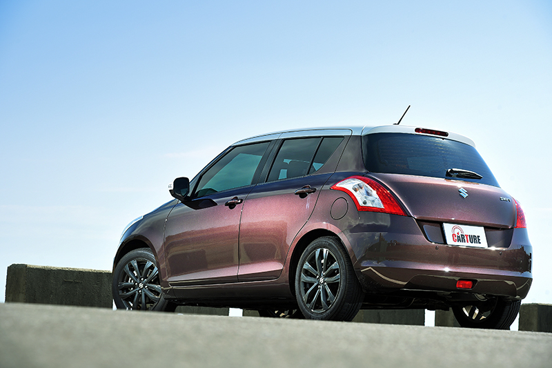 嶄新現身的SUZUKI SWIFT 2 Tone特仕版不僅維持SWIFT既有的俐落身形以及時尚神髓,更在車頂以及後視鏡覆以跳色烤漆處理。