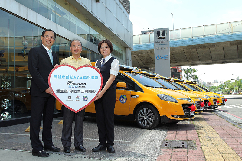 高智捷汽車總經理黃德勝(左)、高雄市交通局運輸監理科長蘇俊欽(中)與中華衛星大車隊董事長王冠懿(右)共同出席交車儀式,並期許未來讓高雄地區的無障礙計程車朝百輛目標邁進。