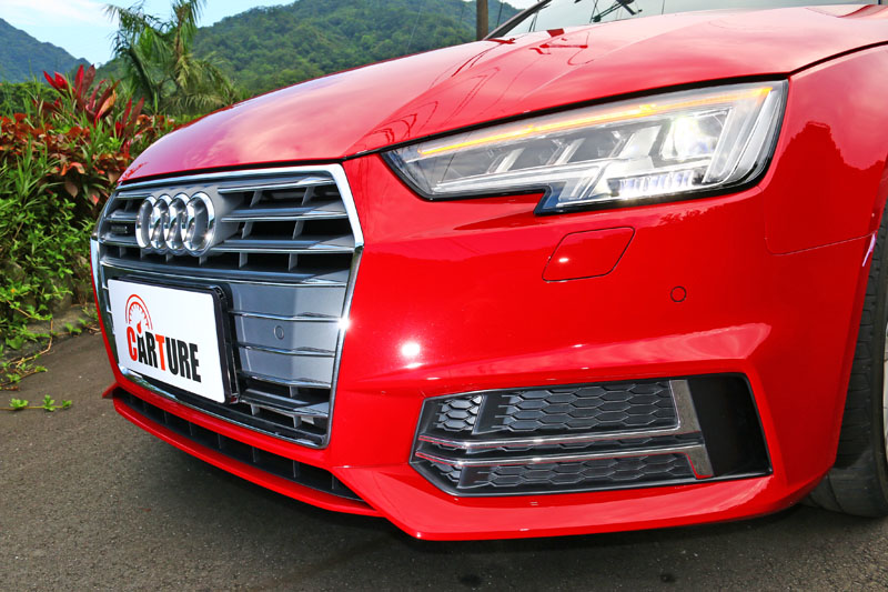 試駕車另選配了Audi最新的矩陣式LED頭燈,能依據路況自動調整燈光照射角度與光源配置,讓行車更加安全。