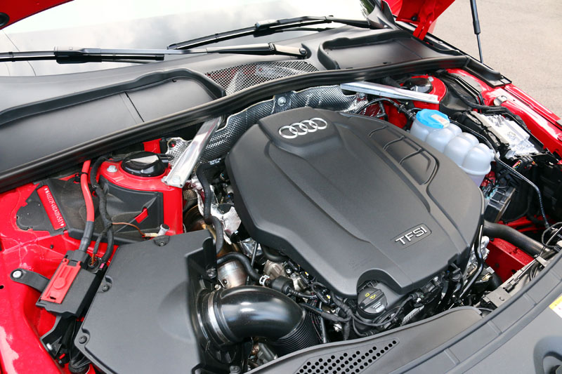 試駕的45 TFSI quattro車型搭載2.0升渦輪增壓引擎,可輸出252hp最大馬力與37.7kgm最大扭力。