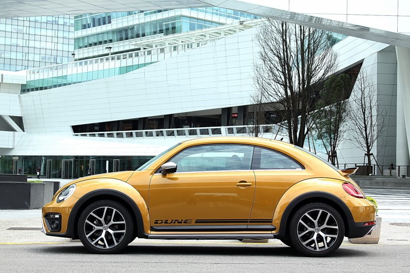 Beetle Dune車身比上一代更有運動感,再壓扁一點、低一點不就是911模樣?
