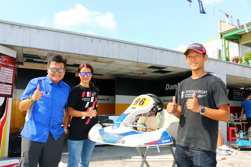 來自香港的梁麗嫻〈左二〉與夫婿Ocean Wong〈左一〉在香港為Sparco、Alrpinestars等賽車部品代理商,並且成立卡丁賽車俱樂部,帶著許多香港卡丁車愛好者享受卡丁車樂趣。
