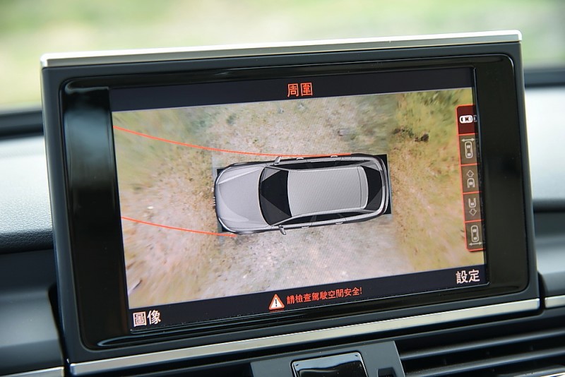螢幕也能顯示多角度車外即時影像或鳥瞰影像