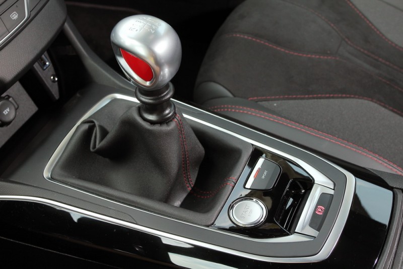 六速手排變速箱經過強化,能承受308 GTi by Peugeot Sport大動力
