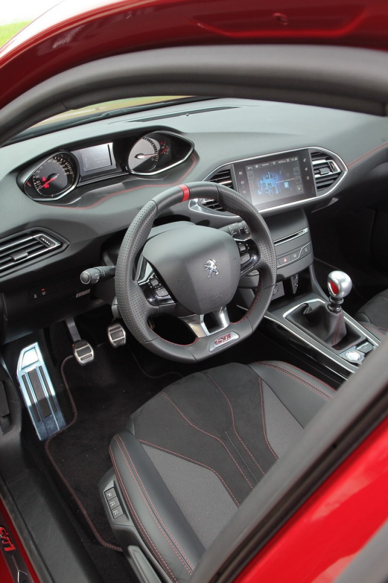 Peugeot i-Cockpit則是將操作界面以最直覺方式呈現
