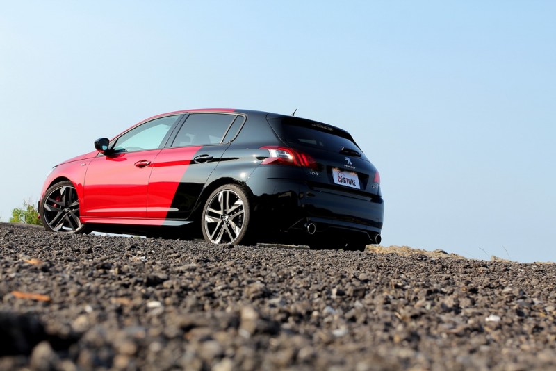 紅黑雙色車漆讓308 GTi by Peugeot Sport頭尾各自擁有不同風情