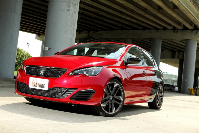 紅黑雙色車漆讓308 GTi by Peugeot Sport頭尾各自擁有不同風情