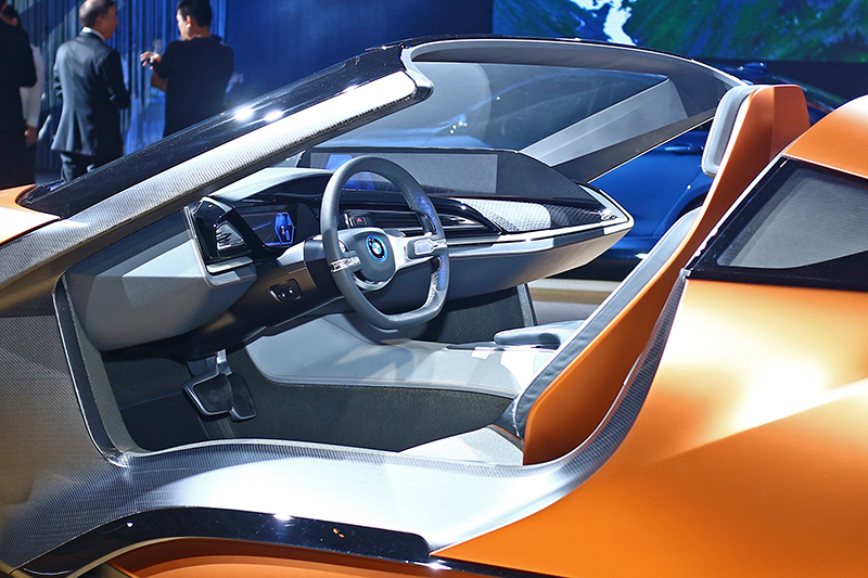 BMW i Vision Future Interaction這款在今年的CES國際消費電子展上發表的概念車也到場助威。