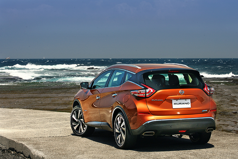 Nissan Murano Hybrid很有趣,它乍看因為流暢的線條因此感覺尺碼不算大,但其實車長幾乎達到4.9米的程度!