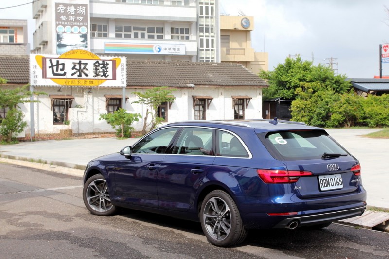 這張照片裡背景電信公司建築顯得格格不入