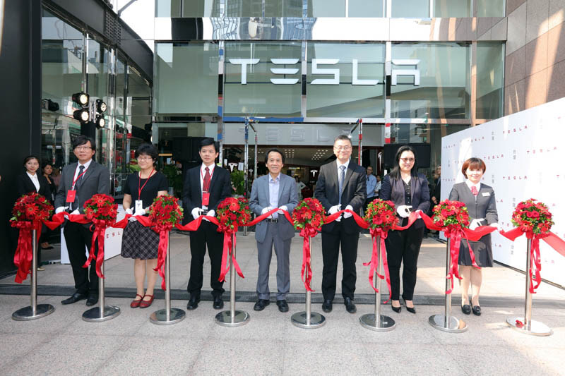 Tesla台北旗艦店在台北市政府副市長林欽榮先生、Tesla 全球副總裁暨亞太區總裁任宇翔先生與Tesla香港、澳門及台灣地區區域總監范菁怡小姐等人剪綵下正式開幕。