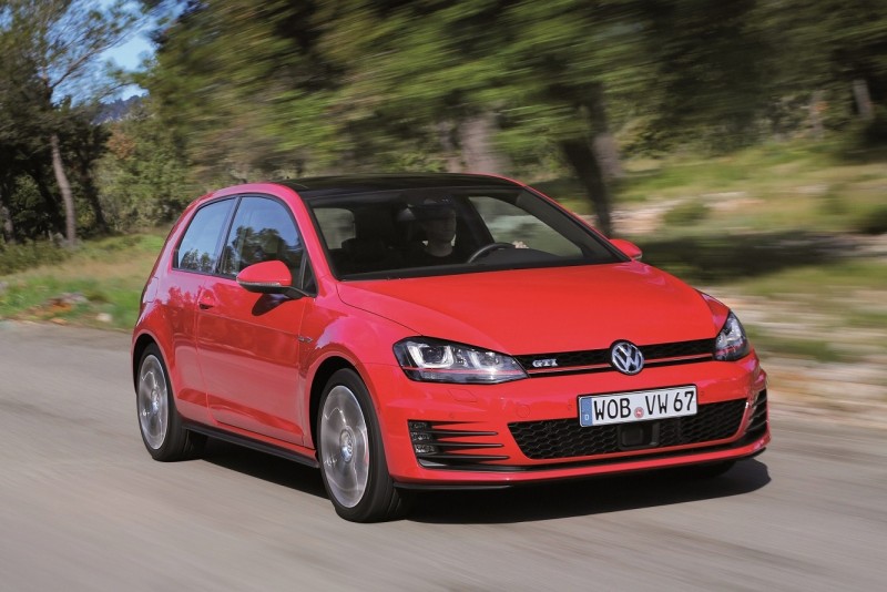 歡慶40周年,前30位Golf GTI之購車車主,即享35,000元原廠精選GTI贈品。