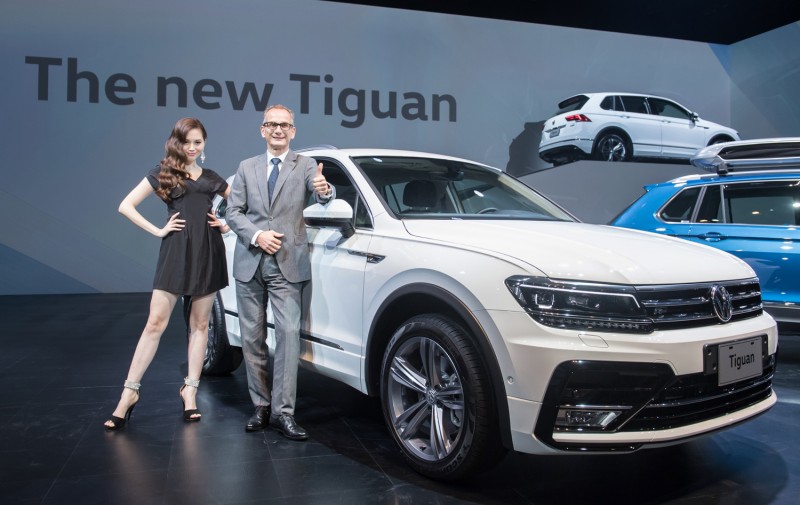 台灣福斯汽車總裁霍班德與德製最佳小型休旅車The new Volkswagen Tiguan合影