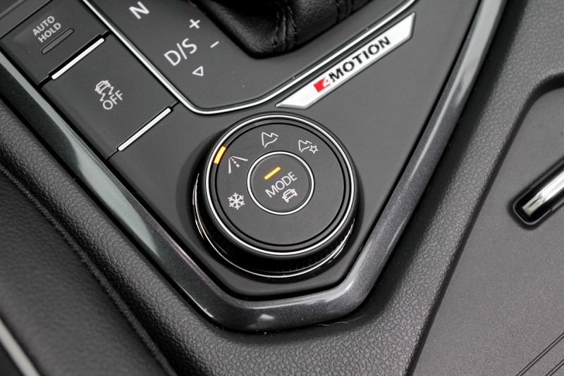 Tiguan搭載Volkswagen新世代4MOTION Active Control主動式智慧型四輪驅動系統,可依據不同的道路環境,透過排檔座後方的旋鈕,選擇雪地、道路、越野、以及個人化越野等模式