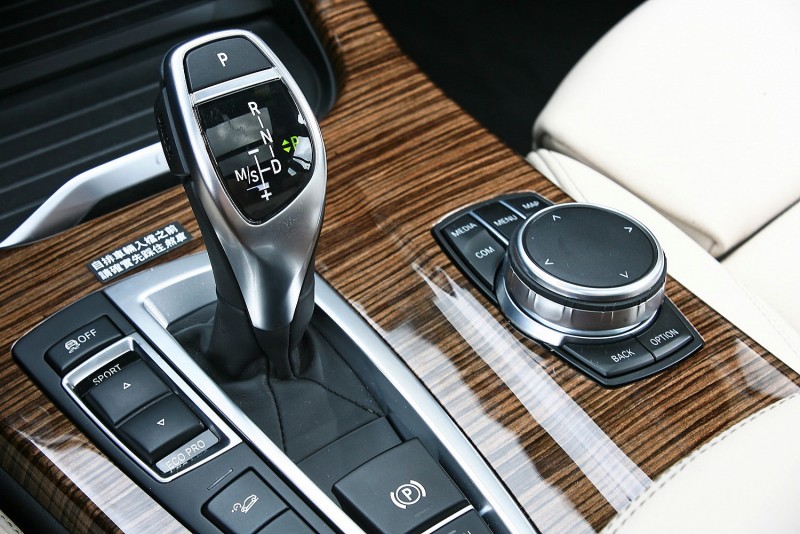 BMW X3排檔桿上標示了8速自排檔位與S檔/手動升降功能,左邊還有動力模式選擇按鍵