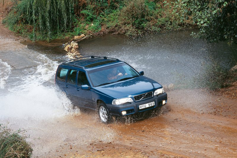更早的1997年,Volvo更是率先豪華品牌推出V70 XC跨界車款。
