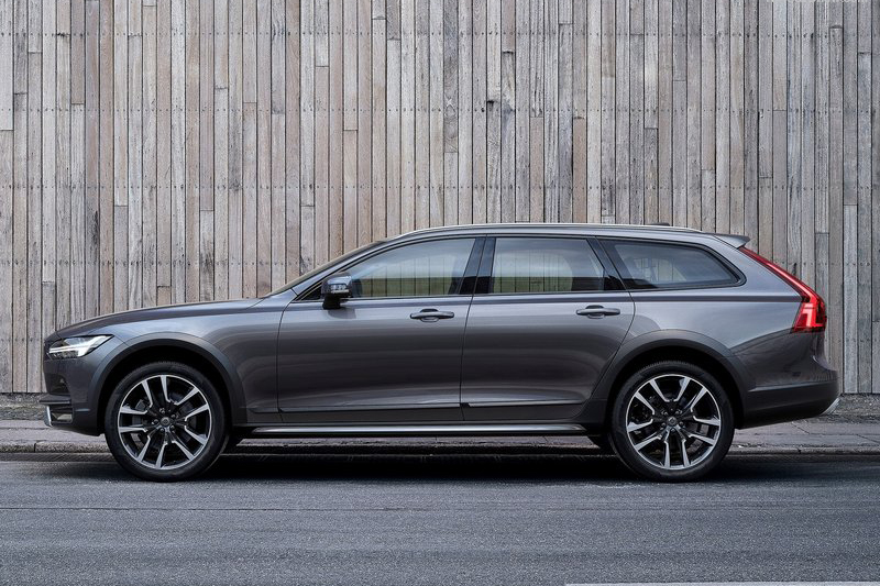 未來E-Class All-Terrain的直接對手,當然還是Audi A6 Allroas以及圖中也是最新發表的Volvo V90 Cross Country。