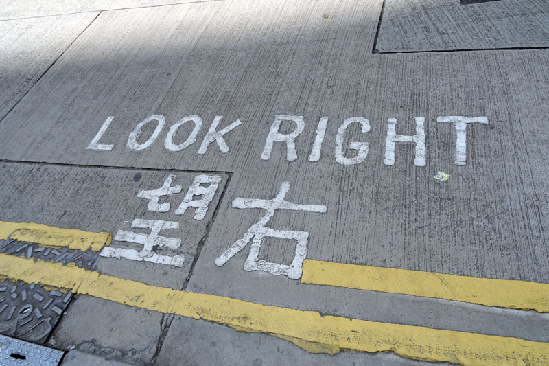 只要向著指示看車,就不用擔心車會打哪來,撞到你了!