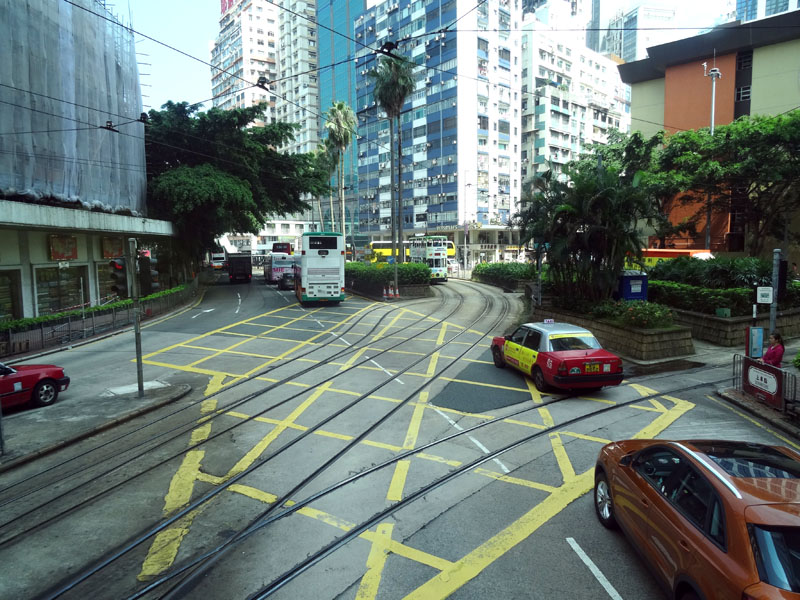 香港市區路幅並不寬,且有巴士、一般車輛與電車同時行駛,卻也相當井然有序。