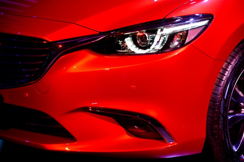 MAZDA 6外型幾乎完整繼承概念車Takeri設計,超頭大燈的下眼線晝行燈條是最明顯的識別