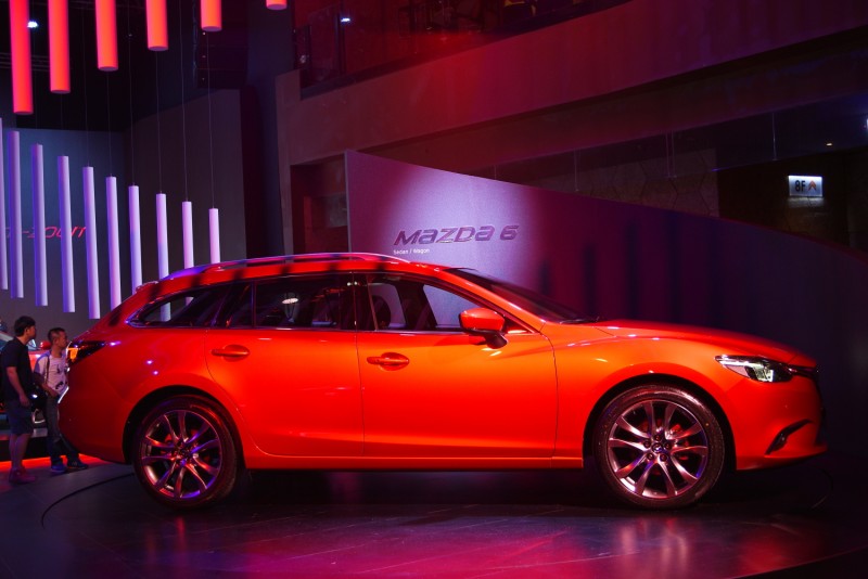 側面輪廓絕對是欣賞 Wagon最重要角度,MAZDA 6 Wagon的前輪拱線條與上揚腰線為視覺加分不少