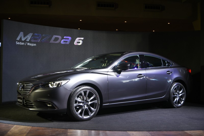 縮在一旁的MAZDA 6 看似孤單,車身上的金屬鋼鐵灰卻是採用魂動紅同級的「匠塗」特殊工法