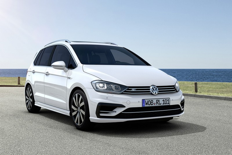 2017年式Sportsvan提供掀背車靈活與操控特質,並首度在台推出280 TSI R-Line車型,外觀與內裝增列多項運動化套件,全車系更標準配備雙區全自動電子恆溫空調系統、免鑰匙晶片控制系統與Customer-Link 車輛監控系統等科技配備,展現Volkswagen品牌全面性產品力。