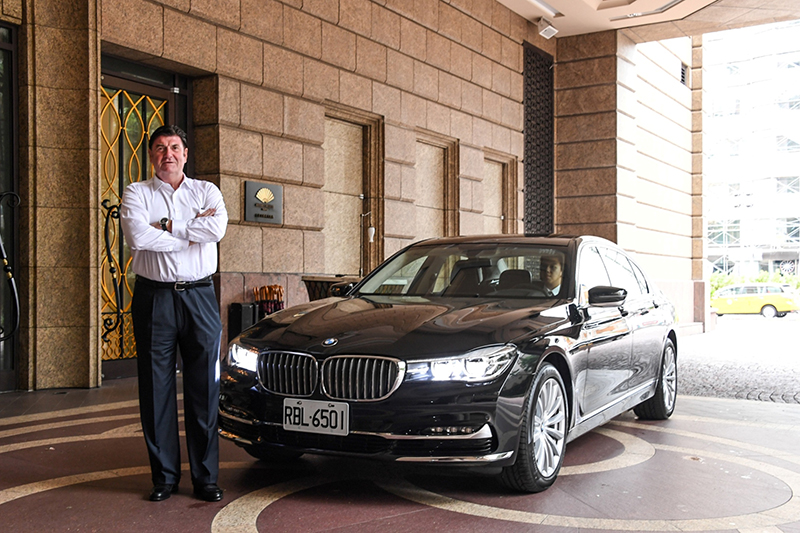 BMW大7系列為紅點設計大獎執行長彼得.賽克(Peter Zec)訪台指定座車(商周集團提供)。