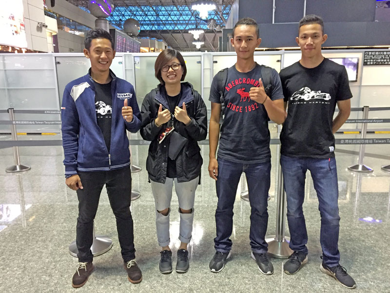 本次「TAROKO Racing Team」赴日比賽由大魯閣卡丁車場資深副店長詹毅軒(左一)率隊前往,三位選手由左至右分別為崔靜瑜、葉亮陞與劉蔚瑄。